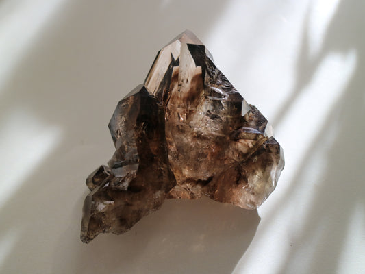 スモーキー エレスチャルクォーツ 小 手のひらサイズ
Smokey Elestial Quartz
ブラジル ミナスジェライス州 Baixio鉱山
6.6cm x 5cm x 3cm、91g