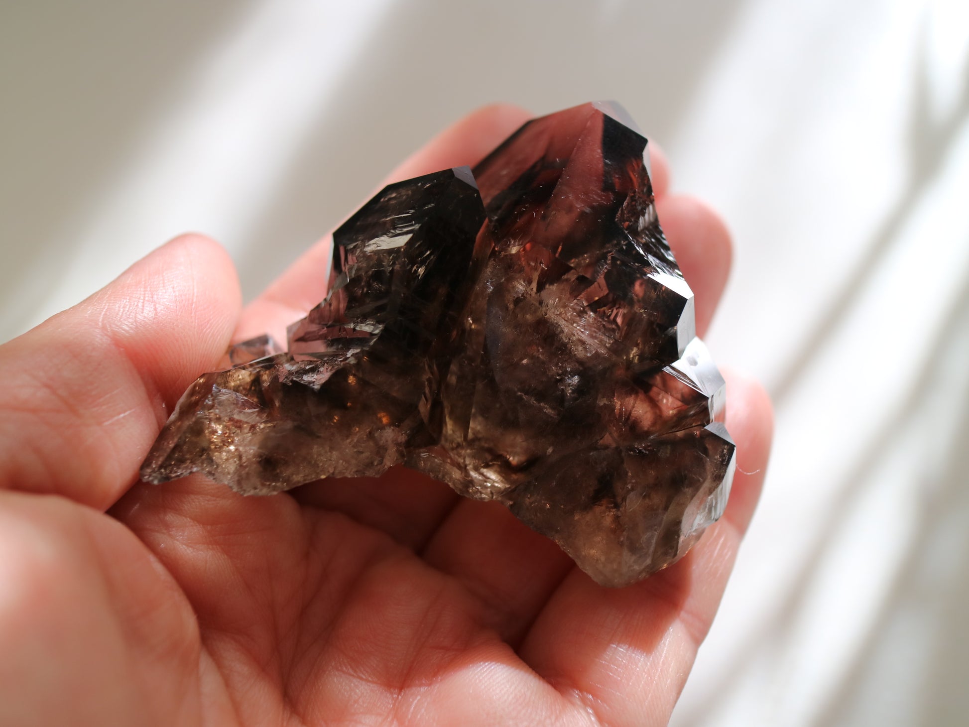 スモーキー エレスチャルクォーツ 小 手のひらサイズ
Smokey Elestial Quartz
ブラジル ミナスジェライス州 Baixio鉱山
6.6cm x 5cm x 3cm、91g