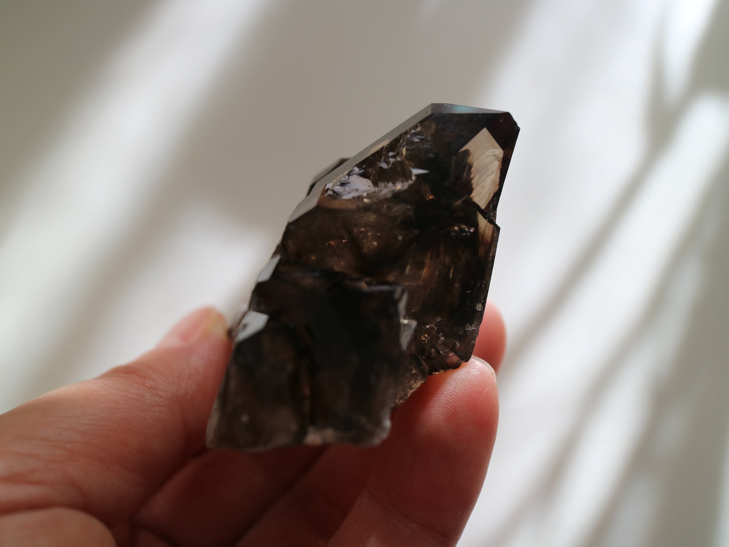 スモーキー エレスチャルクォーツ 小 手のひらサイズ
Smokey Elestial Quartz
ブラジル ミナスジェライス州 Baixio鉱山
6.6cm x 5cm x 3cm、91g