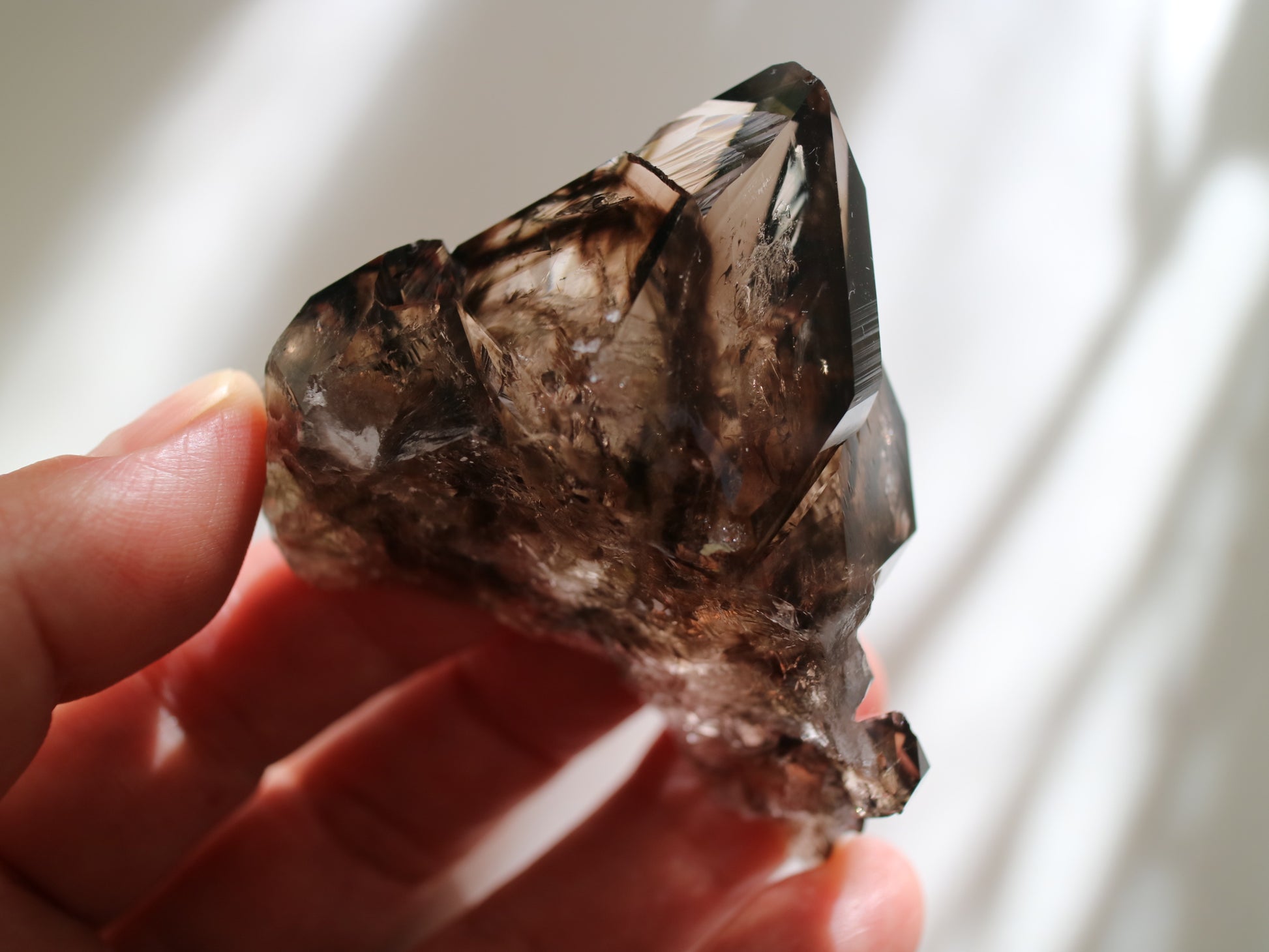 スモーキー エレスチャルクォーツ 小 手のひらサイズ
Smokey Elestial Quartz
ブラジル ミナスジェライス州 Baixio鉱山
6.6cm x 5cm x 3cm、91g