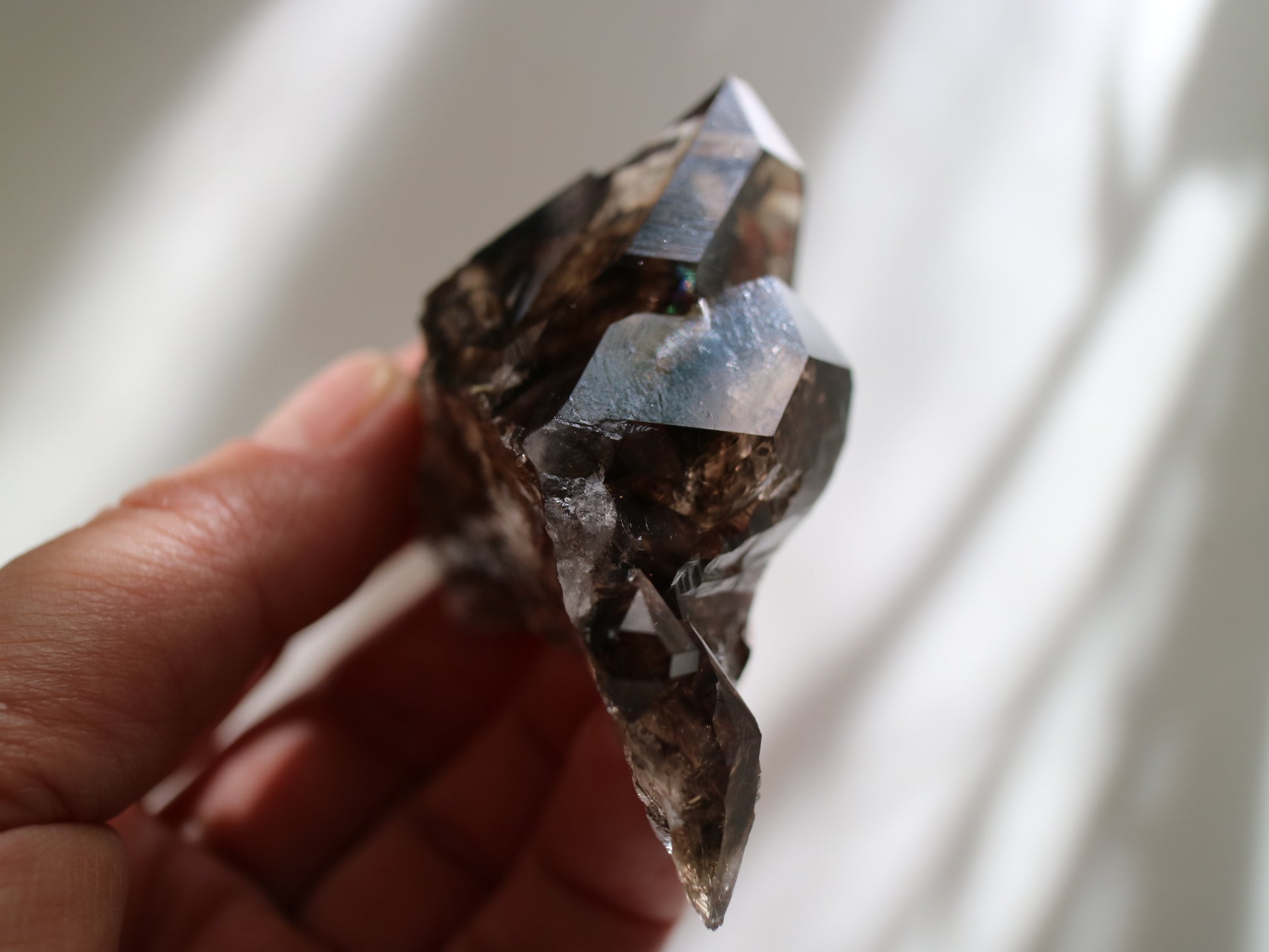 スモーキー エレスチャルクォーツ 小 手のひらサイズ
Smokey Elestial Quartz
ブラジル ミナスジェライス州 Baixio鉱山
6.6cm x 5cm x 3cm、91g