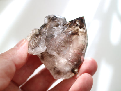 スモーキー エレスチャルクォーツ　手のひらサイズ　小
Smokey Elestial Quartz
ブラジル ミナスジェライス州 Baixio鉱山
6cm x 5cm x 3cm、97g
