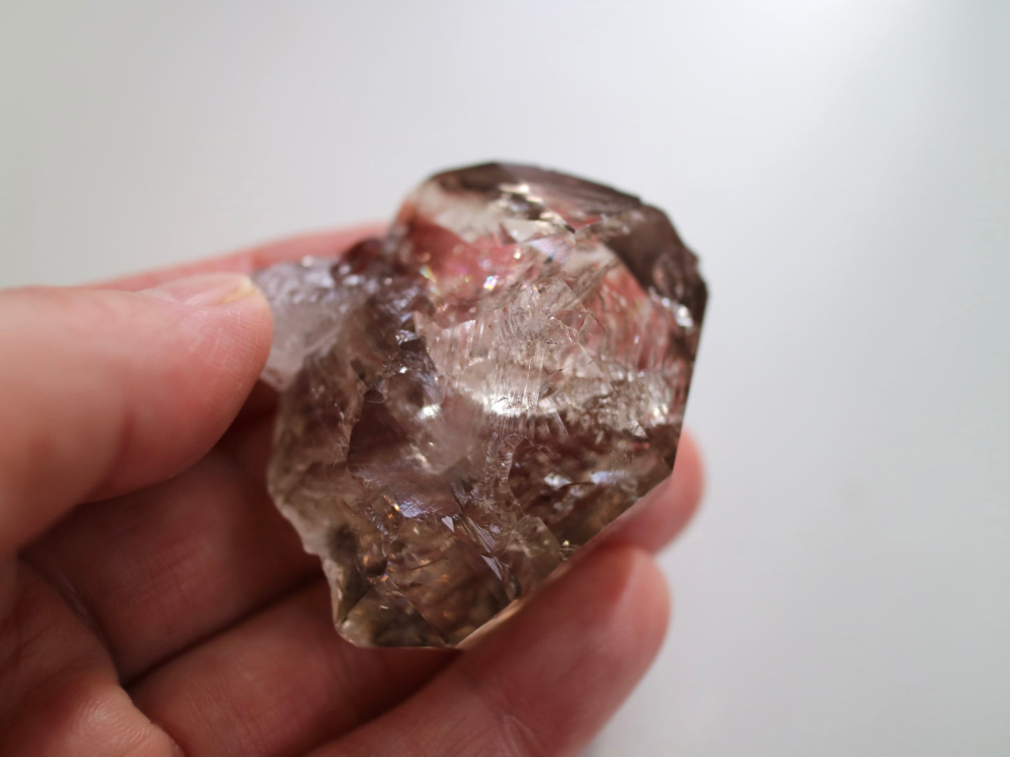 スモーキー エレスチャルクォーツ 小 手のひらサイズ
Smokey Elestial Quartz
ブラジル ミナスジェライス州 Baixio鉱山
5.4cm x 4cm x 2cm、58g