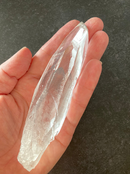 レムリアン シード クォーツ ポイント（ブラック ファントム）　ブラジル バイア州産　13cm x 2cm x 2.6cm、125g