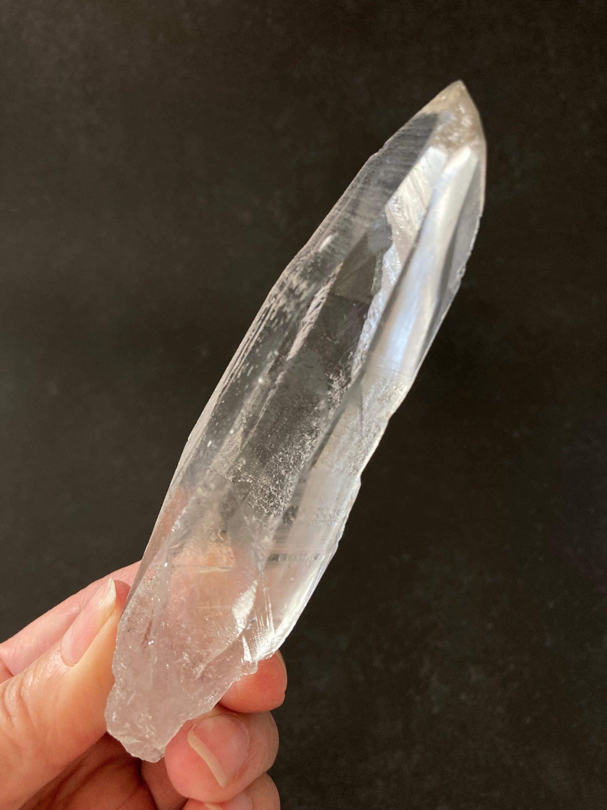 レムリアン シード クォーツ ポイント（ブラック ファントム）手のひらサイズ　小 ブラジル バイア州産　13cm x 2cm x 2.6cm、125g