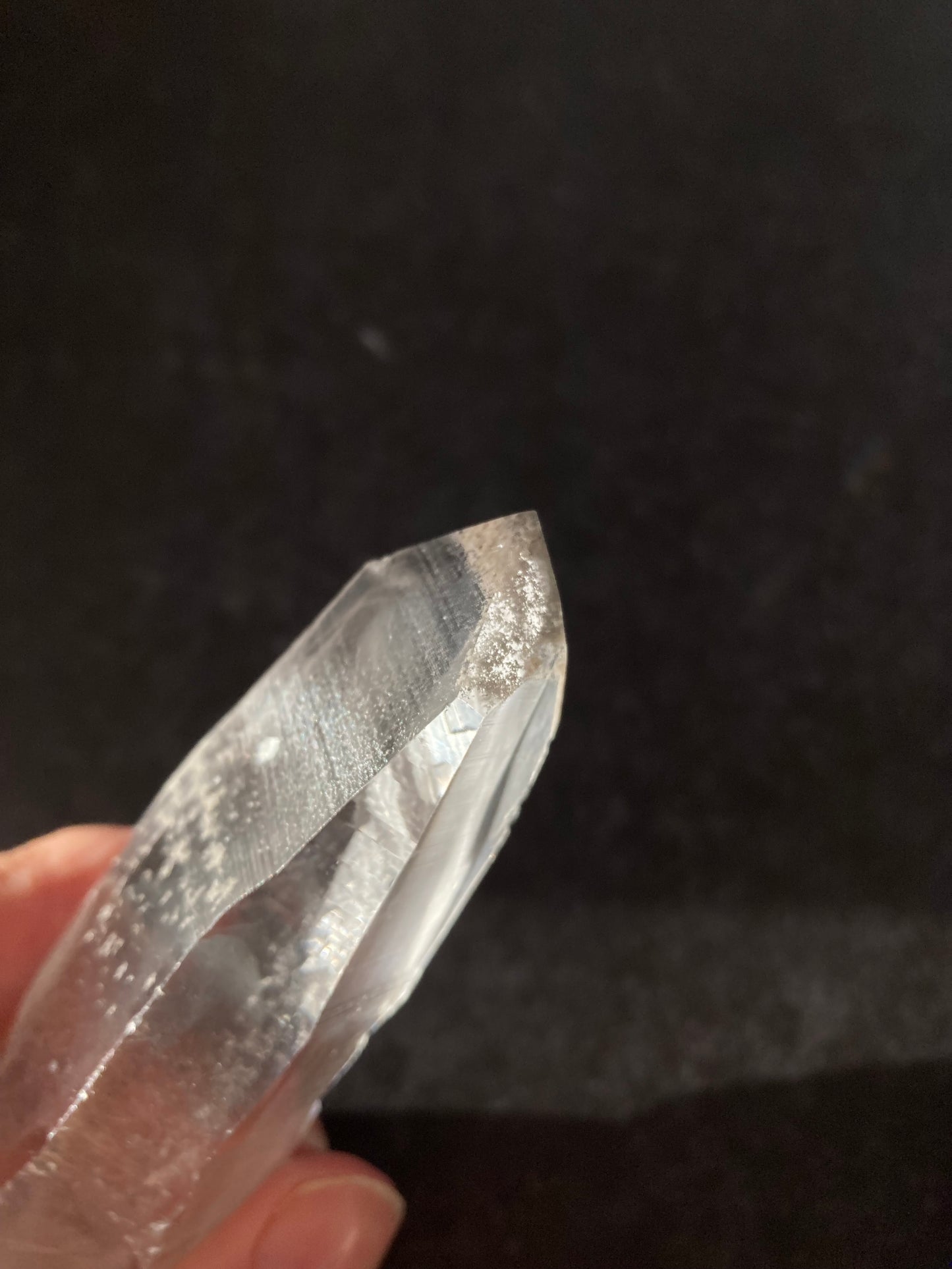 レムリアン シード クォーツ ポイント（ブラック ファントム）　ブラジル バイア州産　13cm x 2cm x 2.6cm、125g