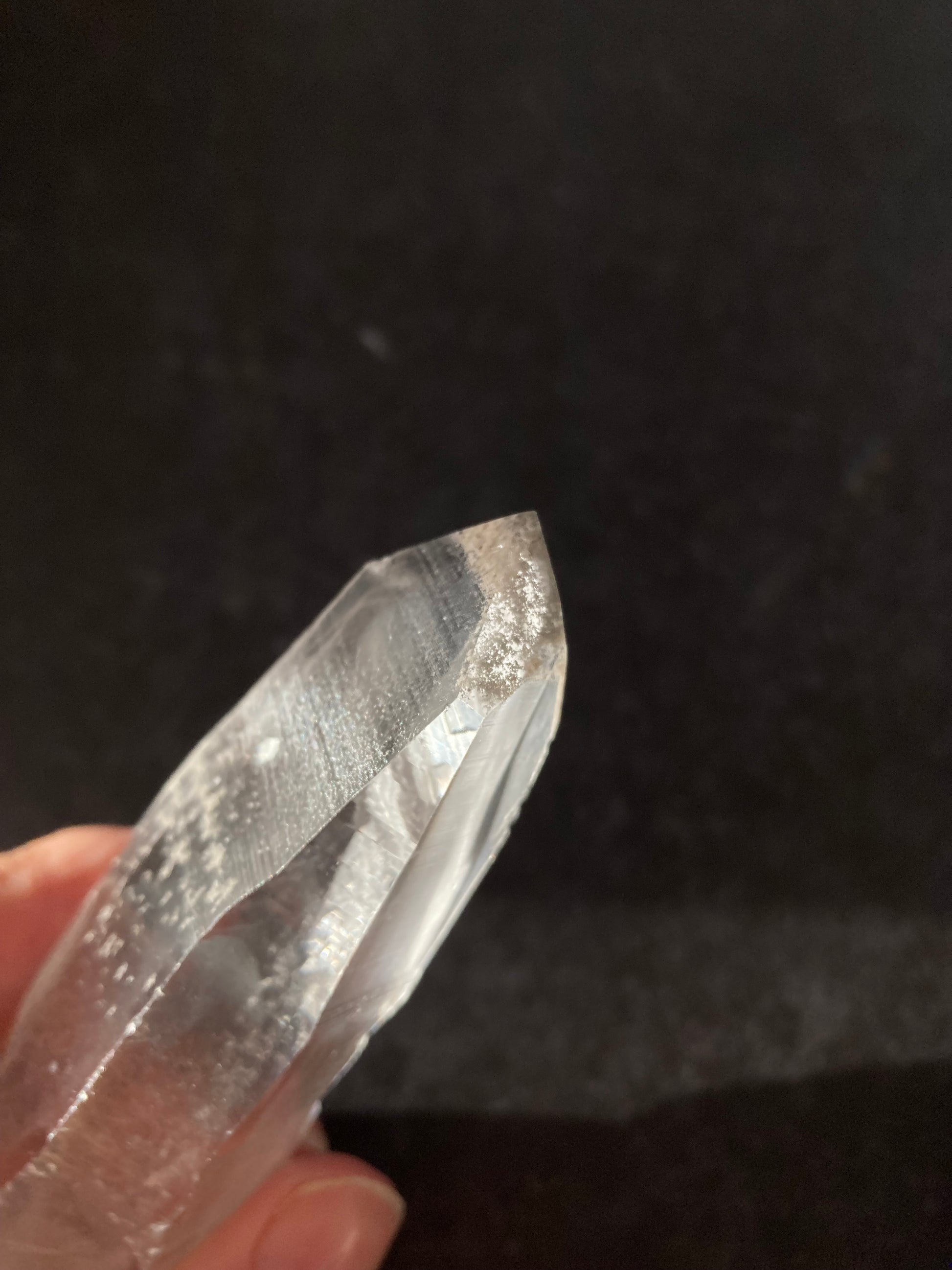 レムリアン シード クォーツ ポイント（ブラック ファントム）　ブラジル バイア州産　13cm x 2cm x 2.6cm、125g